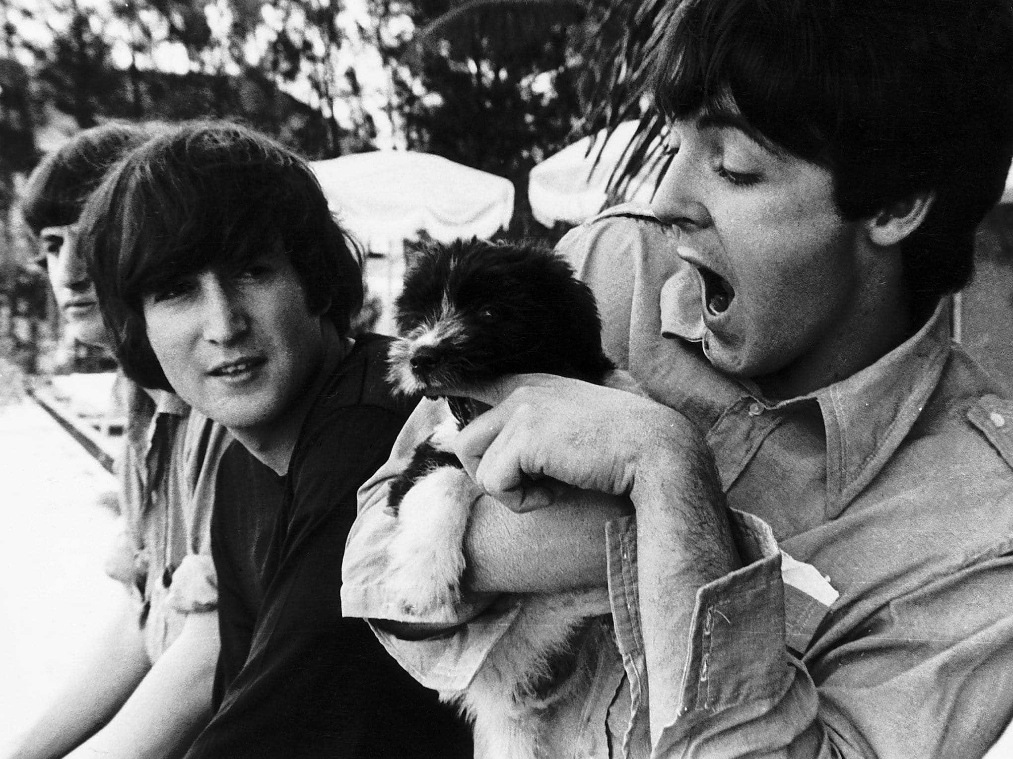 John Lennon and Paul McCartney // 📸 : Mirrorpix/Newscom/The Mega Agency