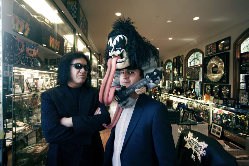 Mr Feelgood co-founder Pete Samson, on assignment as a music journalist in 2011, with Kiss frontman Gene Simmons // 📸 : Austin Hargrave