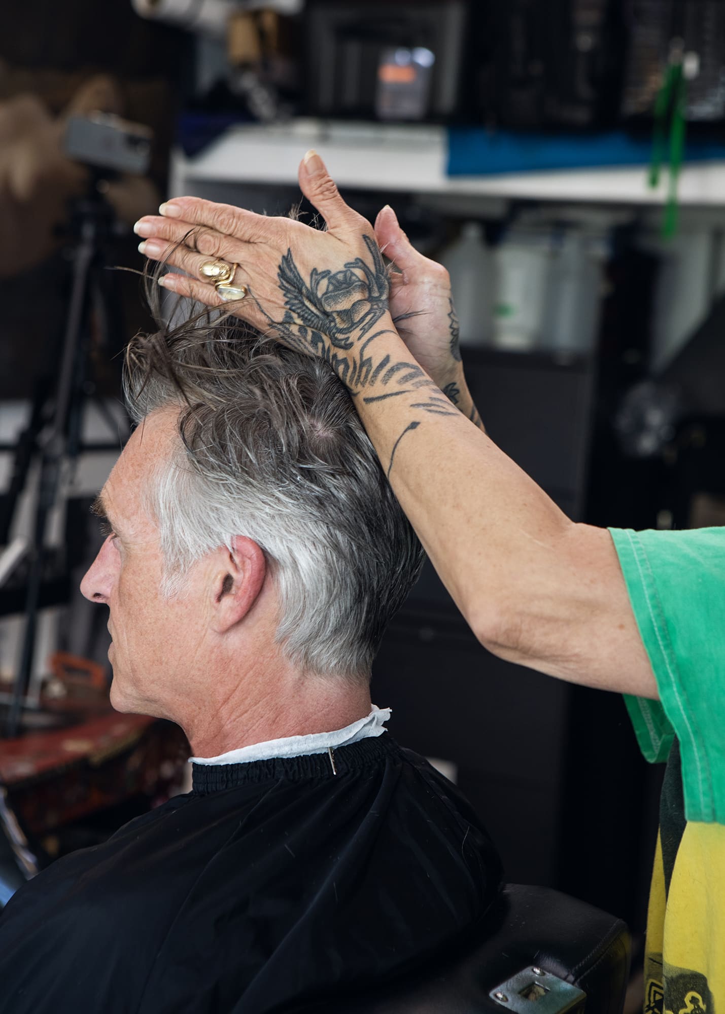 Mira cuts Mr Feelgood co-founder John Pearson's hair // 📸 : Nicola Buck